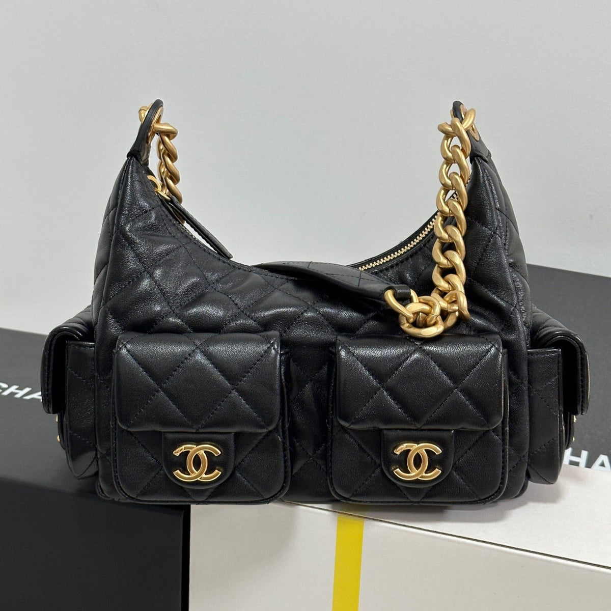 QUILTED HOBO CARGO BAG 31 IN BLACK CALFSKIN GOLD CHAIN