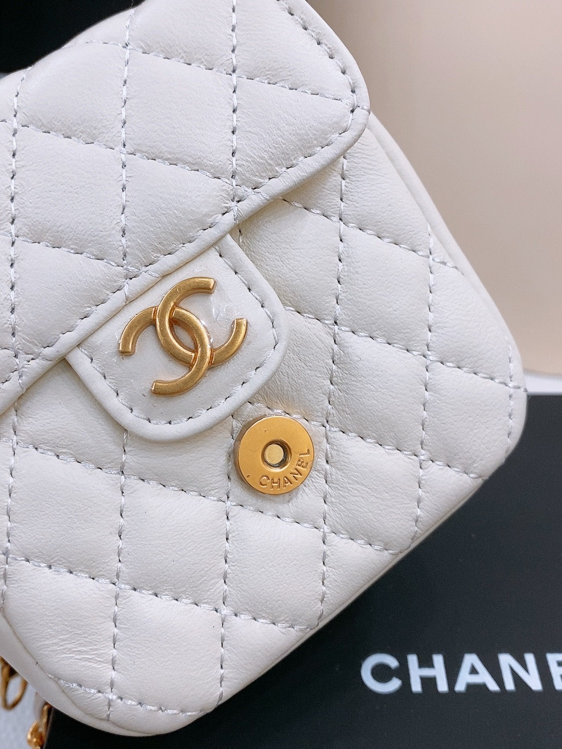 CHAIN BELT WITH GOLD METAL WHITE CALFSKIN INTERLINKING STRAPS AND MINI BAG ATTACHMENT