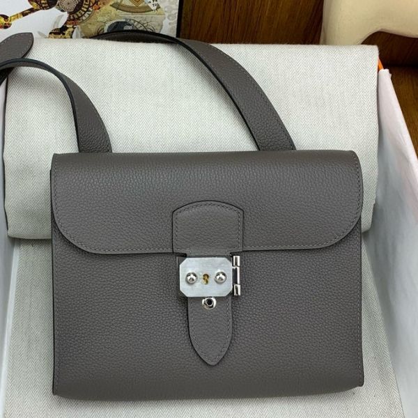 HERM Sac a Depeches 21 Bag in Etain Clemence Leather